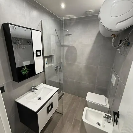 Greis 3 * Tirana
