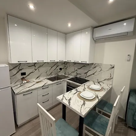 Greis 3 * Tirana